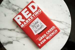 بازاریابی قرمز، توسط گرگ کرید و کن موئنچ